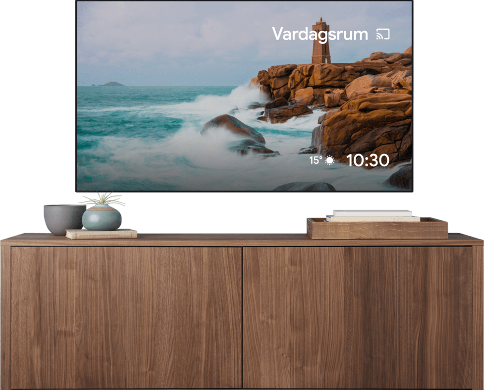 Tv-skärm som visar en video med en person som kavlar en deg. Samma video castas även från en laptop.