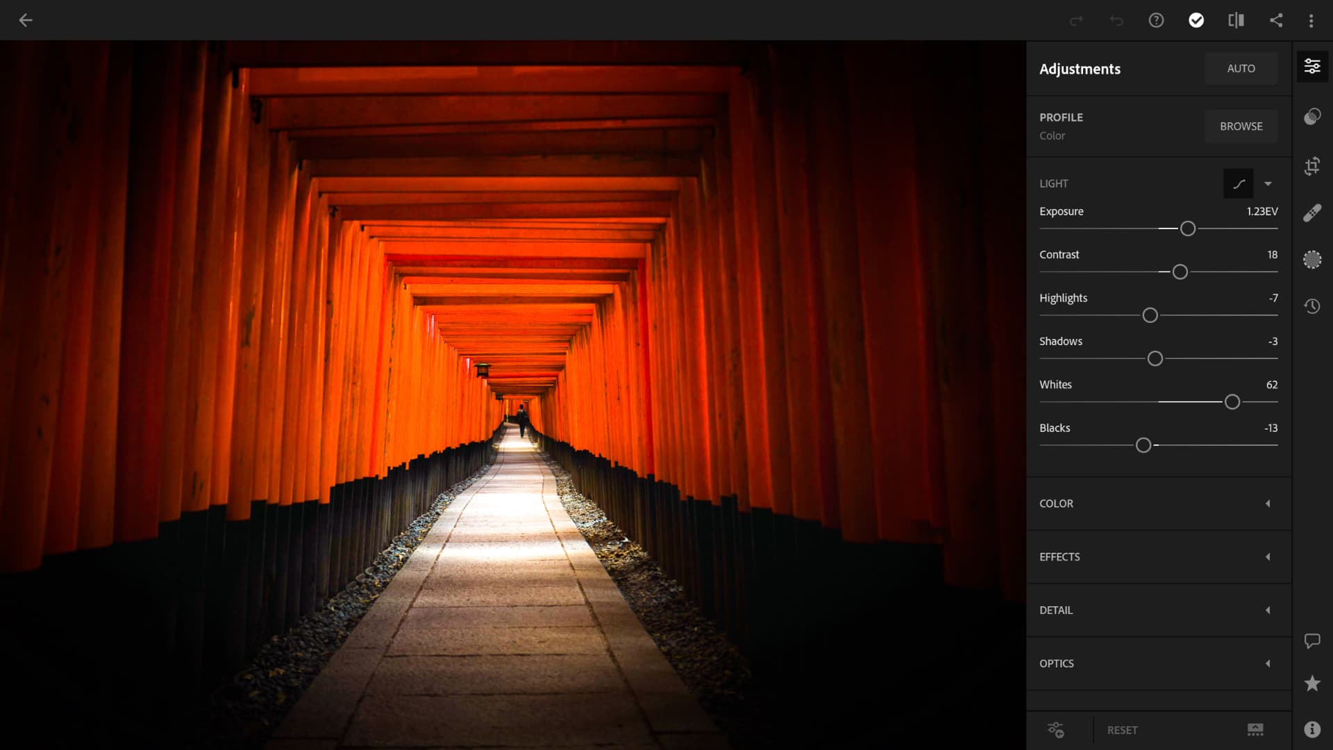 Adobe Photoshop Lightroom est une application d'appareil photo avec outil de retouche photo gratuite à la fois puissante et intuitive. Lightroom vous permet de capturer et de modifier de belles images, tout en vous aidant à devenir un meilleur photographe.